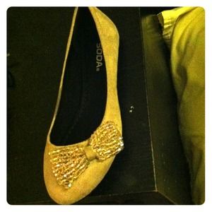 🔶BUNDLED🔶61/2 flats color: taupe suede never wor