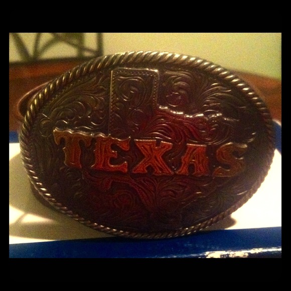 ✨Price Reduced✨Belt & removable buckle.