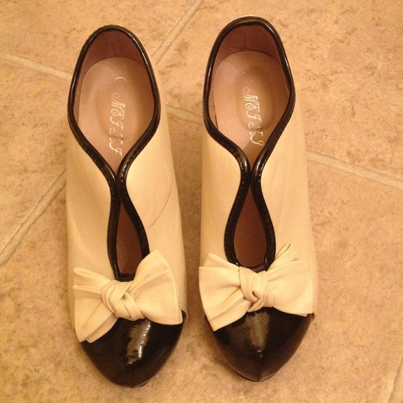 Shoes - Black&white oxford pump