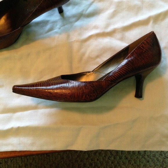 BCBGirls kitten heels, brown. - Picture 3 of 4