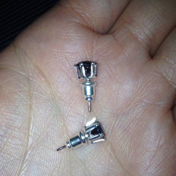 Earrings 🔥 - Picture 2 of 4
