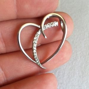 ✨REDUCED✨ Silver heart pendant with white stones