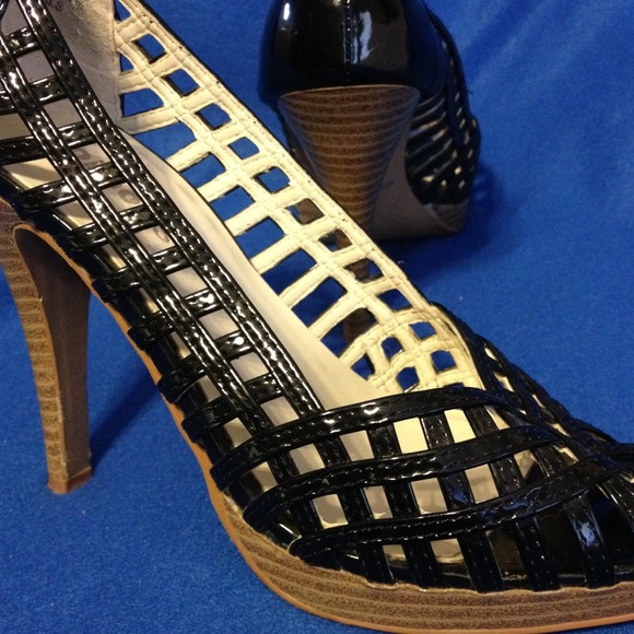 Black heels - Picture 3 of 3