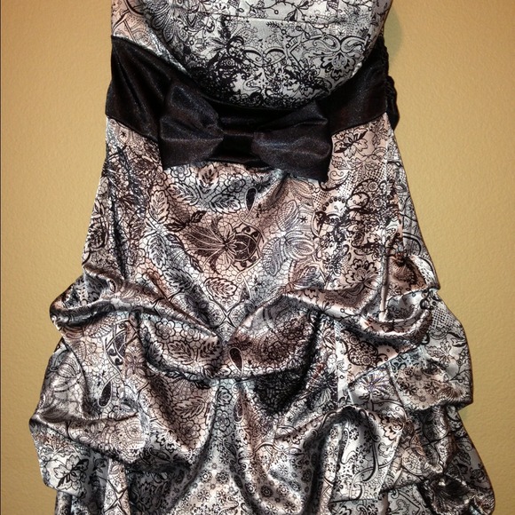 Formal Dress - short and flirty - Picture 2 of 3