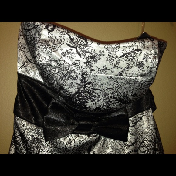 Formal Dress - short and flirty - Picture 3 of 3