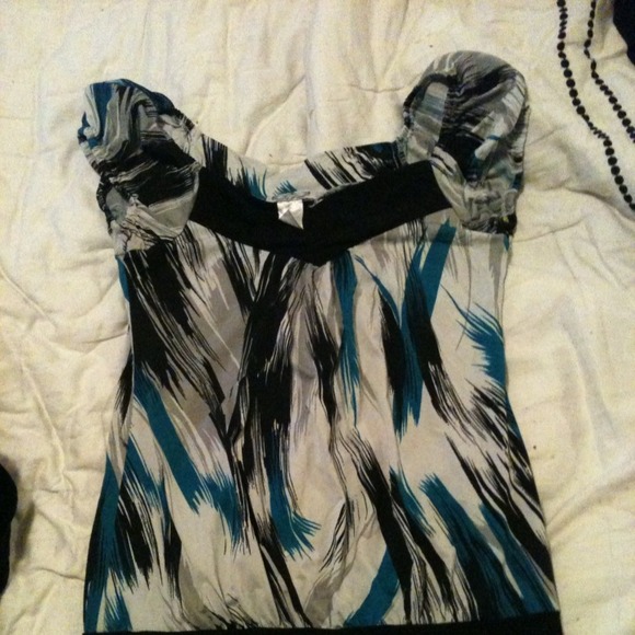 Short sleeve shirt, blue, black and white.V neck
