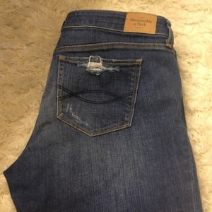 Reserved Abercrombie & Fitch Destroyed