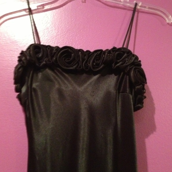 BLACK EVENING GOWN WITH ROSÉ DESIGN ON CHEST LINE - Picture 2 of 2
