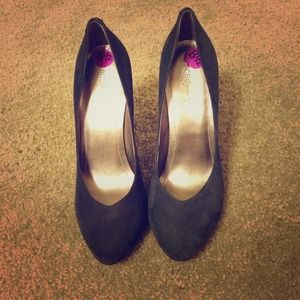 Brand new BCBC navy blue sued size 8.5 cute!