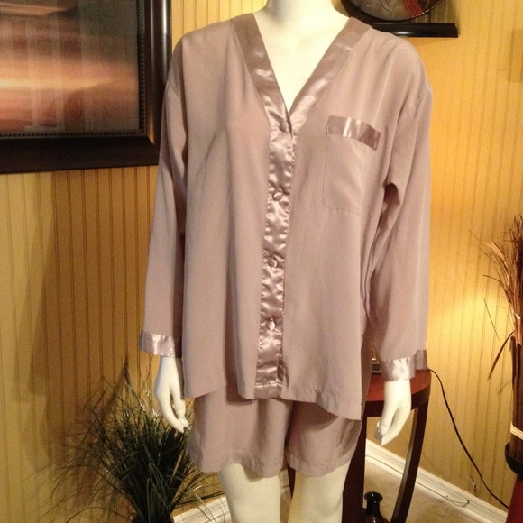 Irishellen🌹Beige silky pajamas