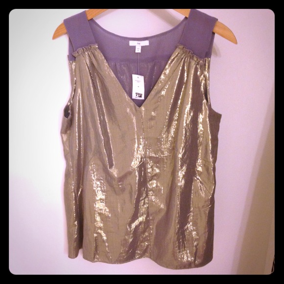 Sleeveless vneck top