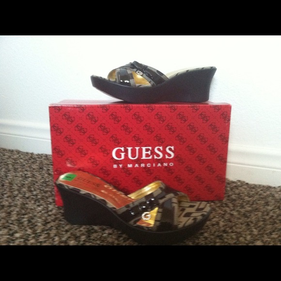 🚫Reserved @chachaiav🚫 🔥BUY MEEEEEE🔥GUESS shoes