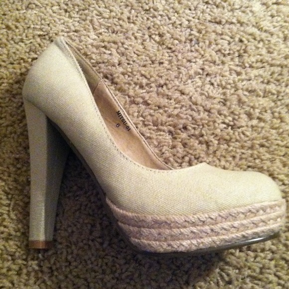SOLD IN BUNDLE! Beige canvas heels size 6 - Picture 2 of 3