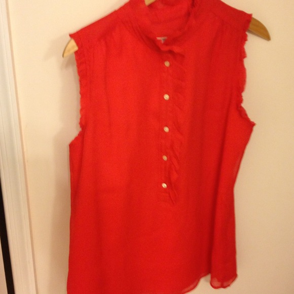 Sleeveless ruffle collar top