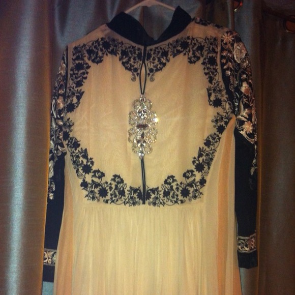 Thread and motif Pakistani gown - Picture 1 of 3