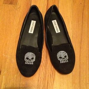 MAKE ME AN OFFER - Steve Madden Skull flats!