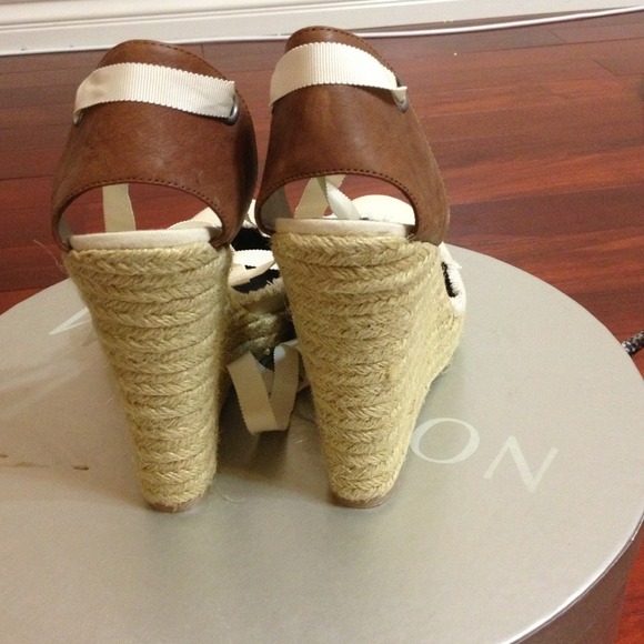 SOLD!!!! Guess platform - Picture 3 of 4