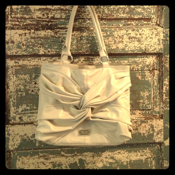 Nine West cream purse. Never been used!!!