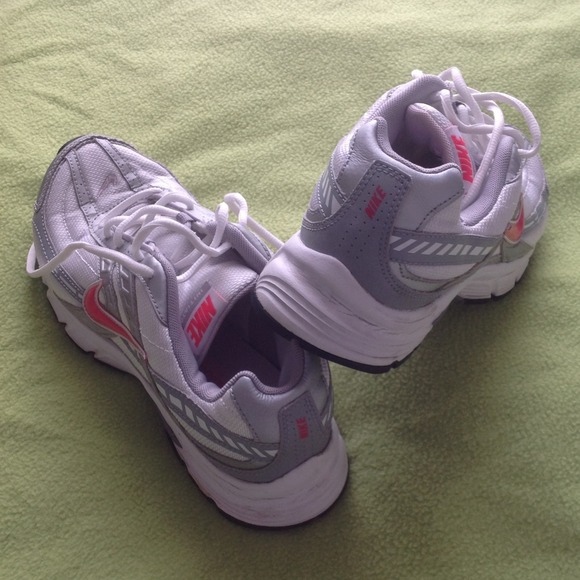 Silver and white Runs sneakers NIKE