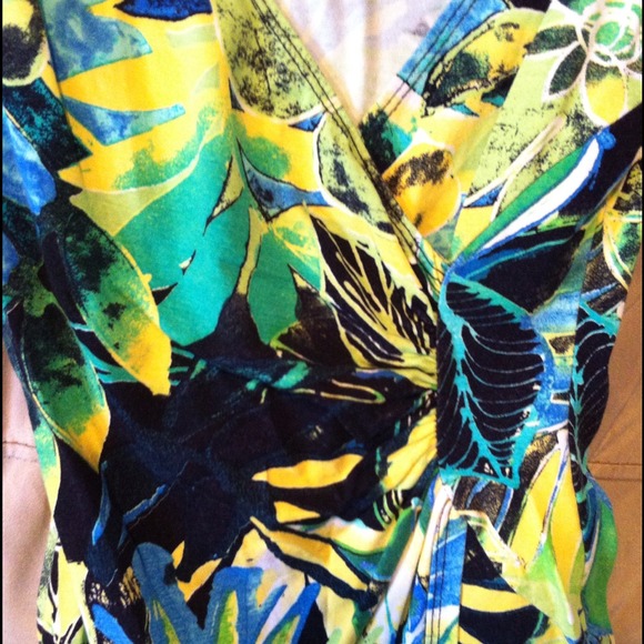 💰Sold in bundle💰Gorgeous top! - Picture 2 of 3
