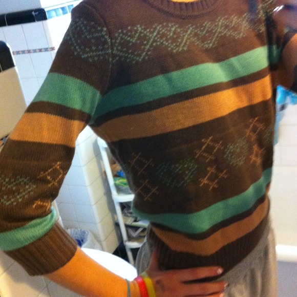 Patterned sweater. - Picture 2 of 2