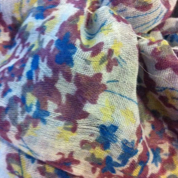 🌟SOLD🌟Floral scarf. - Picture 2 of 3