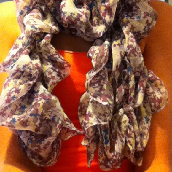 🌟SOLD🌟Floral scarf. - Picture 3 of 3