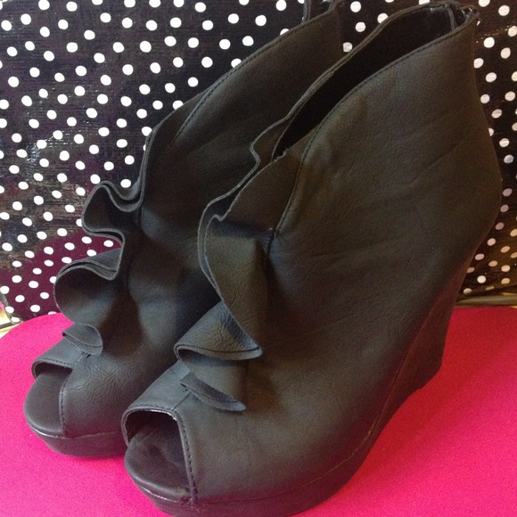 🎀Torrid  Ruffle boots/booties🎀