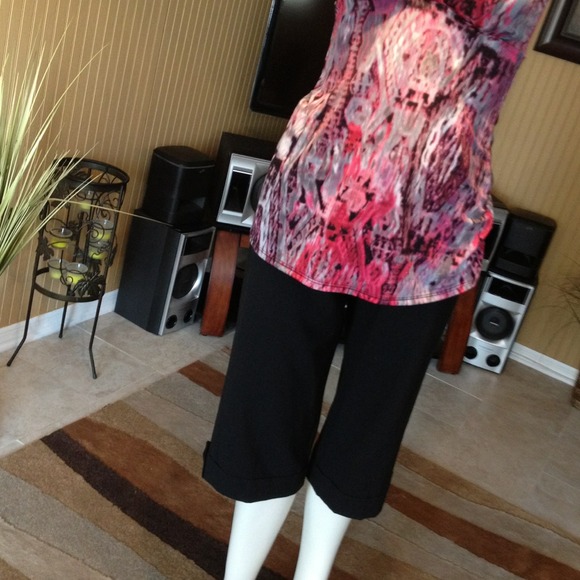 Babybear1179🌹Black dressy capris with cuffs