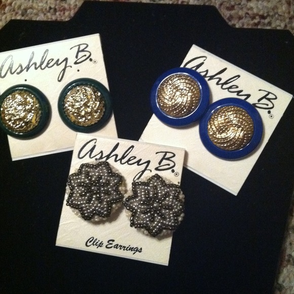 Bundle of Vintage looking earring