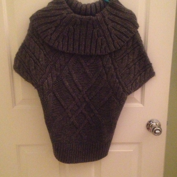 Short sleeve knit sweater