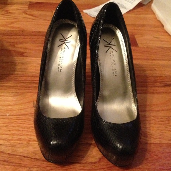 Kardashian kollection black pumps
