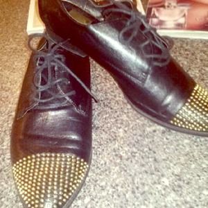Studded oxford