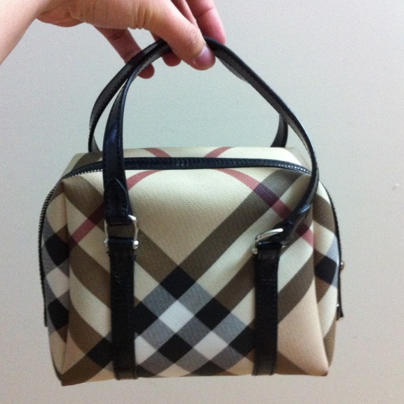 Burberry Handbags - Small Buberry purse (100% AUTHENTIC)