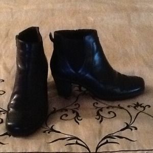 Clark's sz 8 black ankle boots. Never worn,no tags