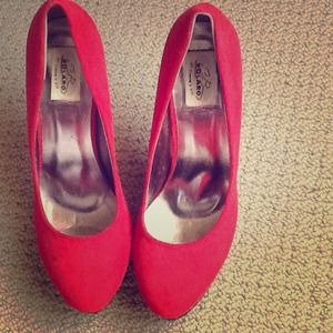Red platform pumps