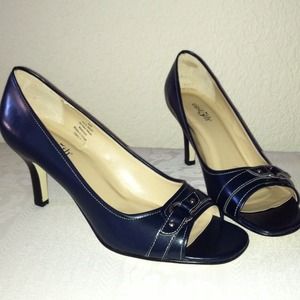 💢SOLD IN BUNDLE💢👠Navy Heels👠
