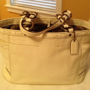 Coach bag - ivory patent learhwr