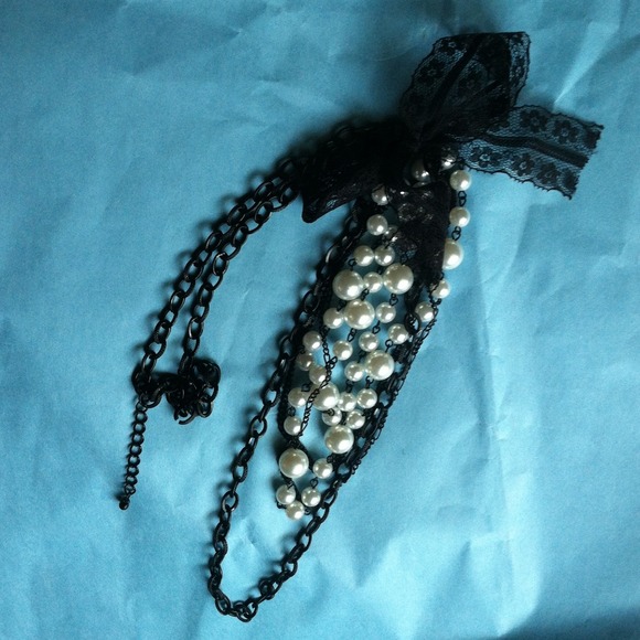 Cute chain and pearl necklace. - Picture 2 of 4