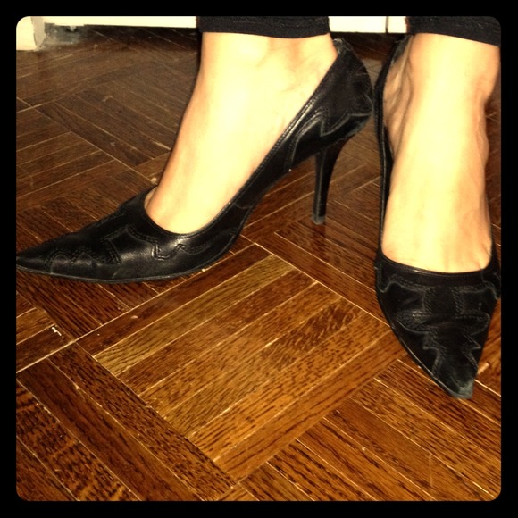 Black pumps. With embroidery. Reduced $