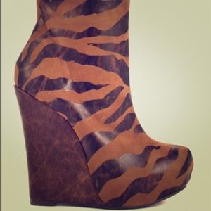 🔴Sold Giraffe print wedges