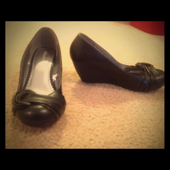 Black wedges