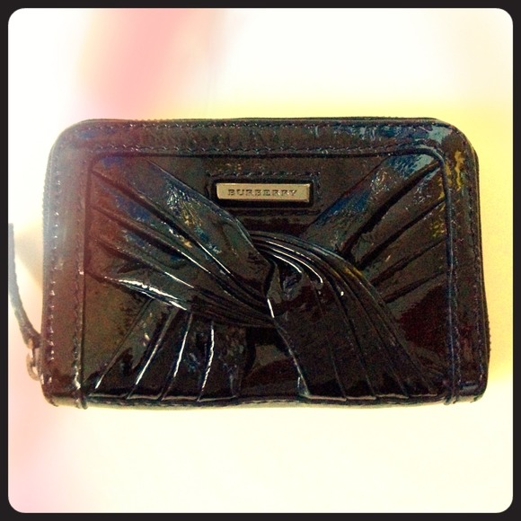 Burberry Clutches & Wallets - 💖100% authentic Burberry wallet!