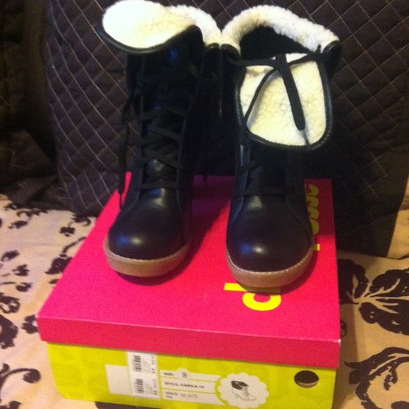 Size 8 black charlotte russe Sherpa booties