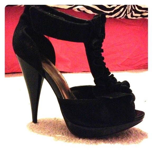 Bakers Peep-toe Black Heels w. Ruffle accent