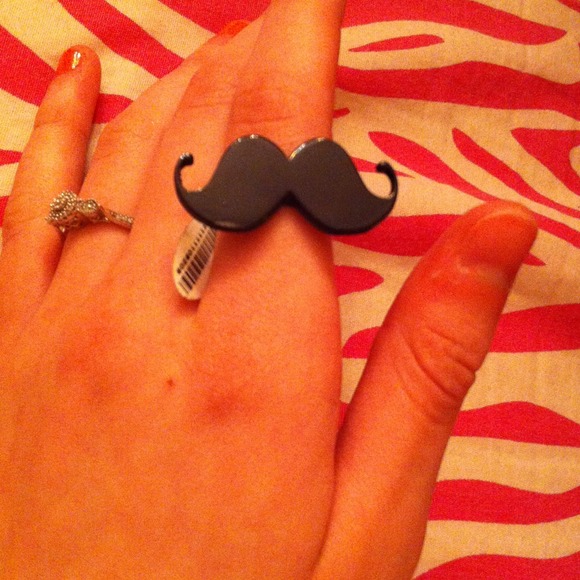 Mustache ring. - Picture 1 of 1