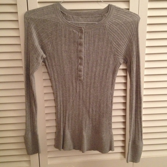 Sweater shirt heather gray.