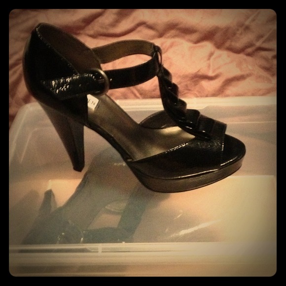 Steve Madden peep toe pump
