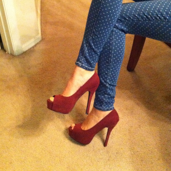 Really cute never worn Burgundy peep toe pumps. - Picture 2 of 3