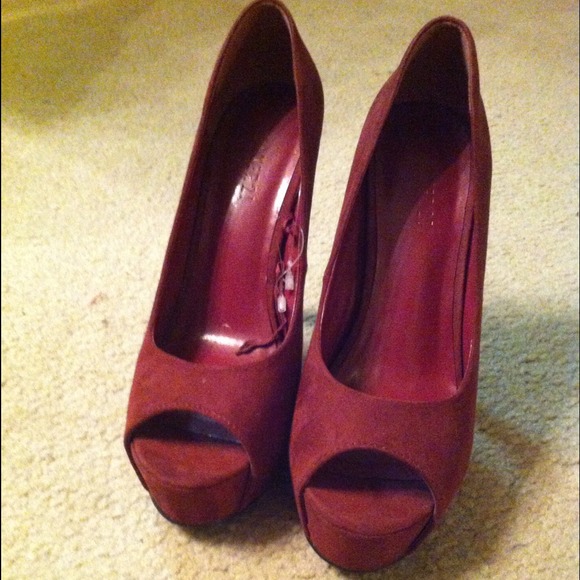 Really cute never worn Burgundy peep toe pumps. - Picture 3 of 3